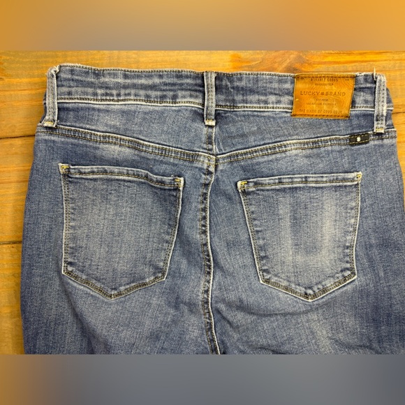 ☘️Lucky Brand Hayden Crop Jeans Size 6/28 Light Wash Distressed Denim☘️ - Picture 4 of 5